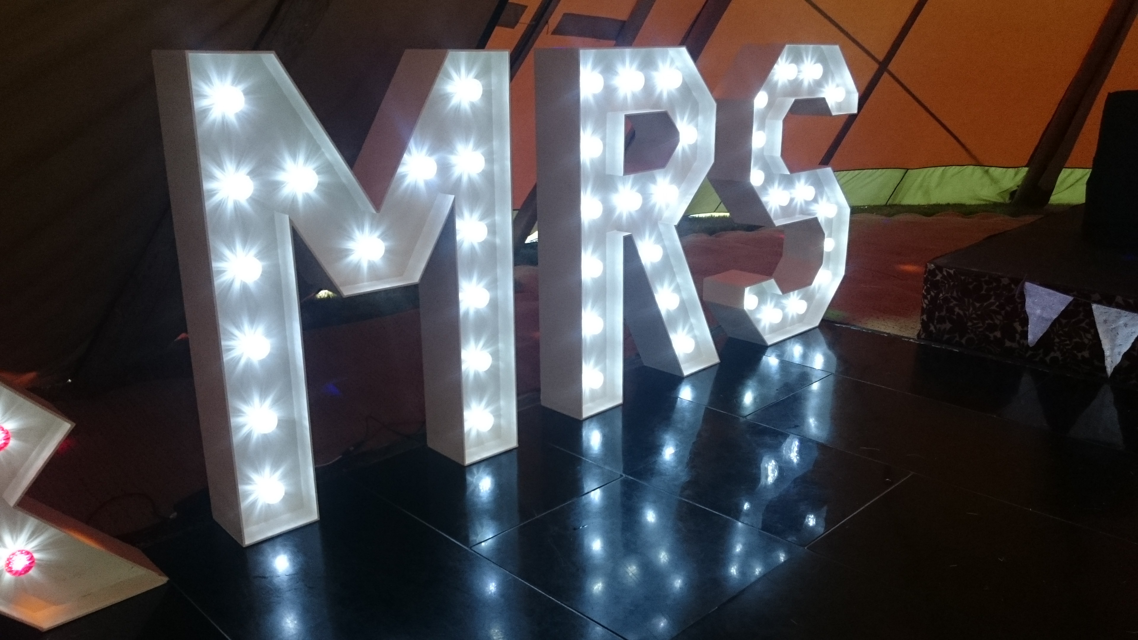 4ft Vintage Light up ‘ MR & MRS ‘ Letters Lizard Audio Ltd Equipment Hire 4ft Vintage Light up ‘ MR & MRS ‘ Letters Lizard Audio Ltd Equipment Hire