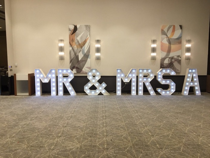 mr-mrs-light-up-love-letters-at-hilton-ageas-bowl